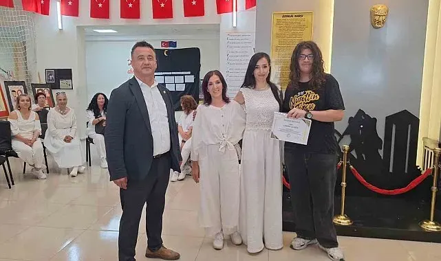 Anneanne, kızı ve torunu motivasyon etkinliğinde sahneye çıktı