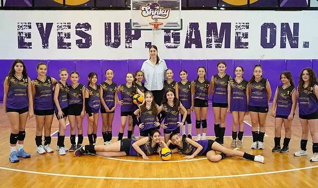 Milli voleybolcu Kübra Akman'a öğrencilerden sevgi seli