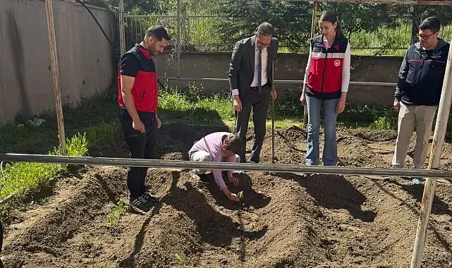 Emet'te minik eller toprakla buluştu