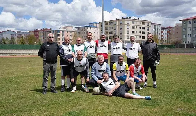 Kars'ta 19 Mayıs coşkusu sahaya taştı: Dostluk maçında kazanan kardeşlik oldu