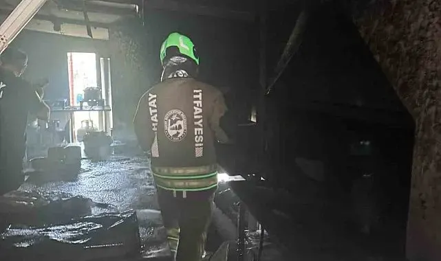 Samandağ'da iş yeri alevlere teslim oldu