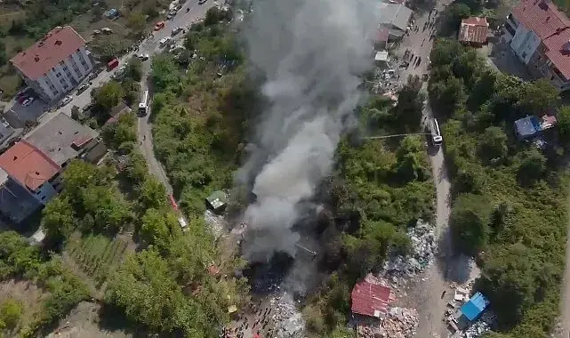 Yakılan lastikler çöpleri tutuşturdu, gökyüzünü duman kapladı