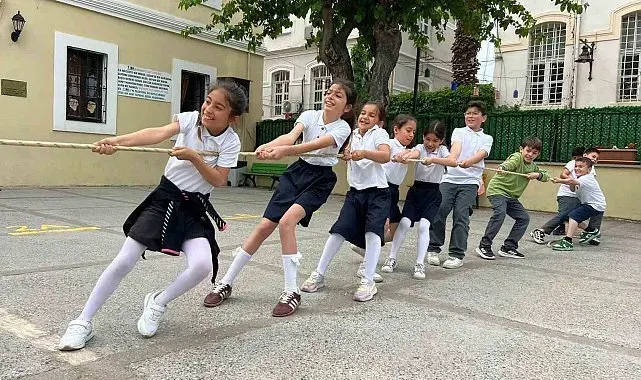 Kuşadası'nda çocuk atletizm şenliği renkli görüntülere sahne oldu