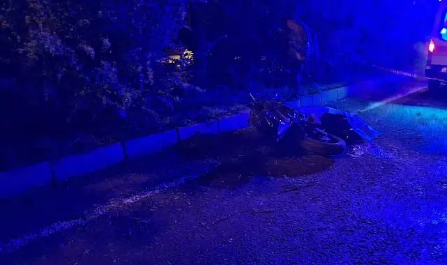Devrilen motosiklet sürücüsü öldü