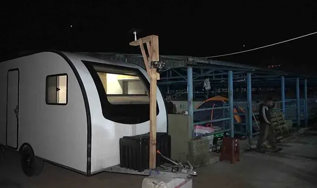 Hayvan pazarında karavan ve çadır kamping...