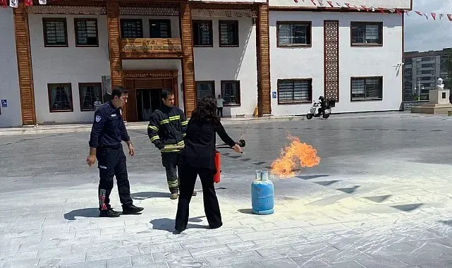 Yunusemre Belediyesi'nde gerçeğini aratmayan yangın tatbikatı