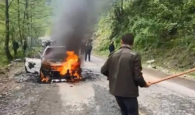 Artvin'de seyir halindeki otomobil alev alev yandı
