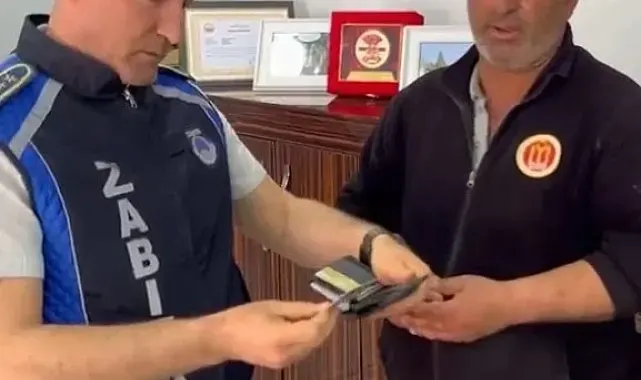 Bilecik'te temizlik görevlisi bulduğu cüzdanı zabıtaya teslim etti