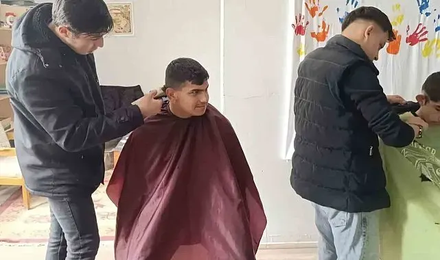 Altıntaş'ta özel eğitim öğrencilerinin saç bakımlarını kuaför öğrenciler yaptı