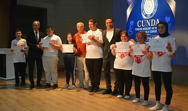 Ayvalık'ta özel öğrencilerden anlamlı gösterim