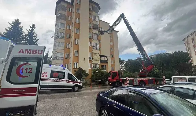 Yıldırım düşen çatıda tamirat yapan 2 işçi yaralandı