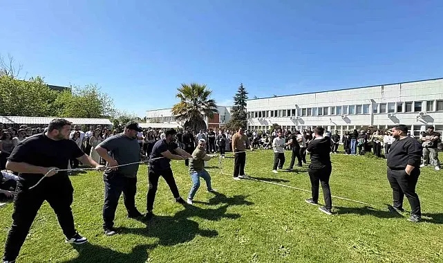 Geleneksel tomurcuk şenliğinde öğrenciler doyasıya eğlendi