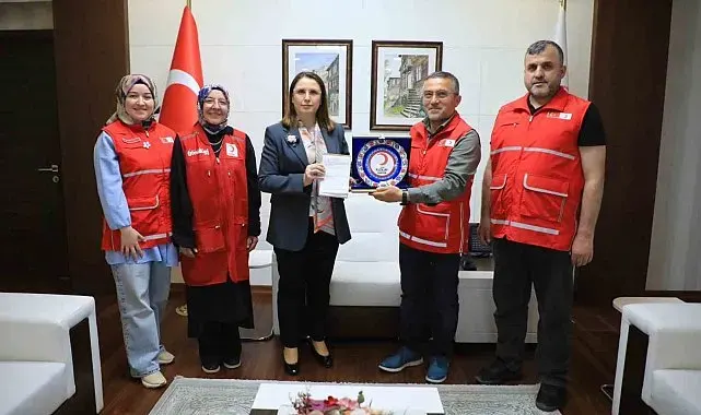 Vali Arslan, kurban bağışını Kızılay'a yaptı