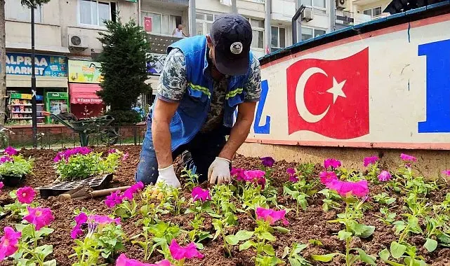 Akdeniz'de parklar bahara hazır: 50 bin çiçek toprakla buluşacak