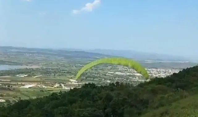 Paraşütü ile ormana daldı