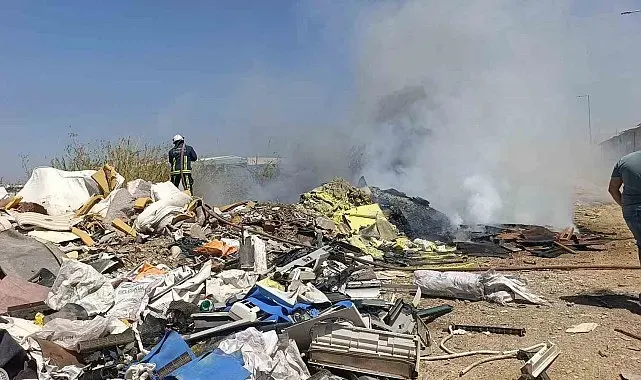 Boş araziye dökülen çöplerin sebep olduğu yangın korkuttu