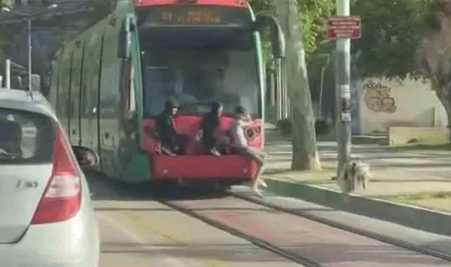 Bursa'da gençlerin tramvay arkasındaki tehlikeli yolculuğu kamerada