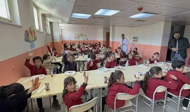 Tatvan Mesleki Eğitim Merkezi, köy okulu öğrencilerinin yüzünü güldürdü