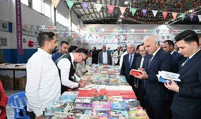 Vali Zorluoğlu Çermik kitap fuarını ziyaret etti