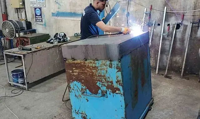 Gölcük'te eskiyen konteynerler çöpe gitmiyor, yenilenerek tasarruf sağlanıyor