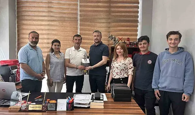 Bergama'da Türkçe isimli iş yerlerine teşekkür plaketi
