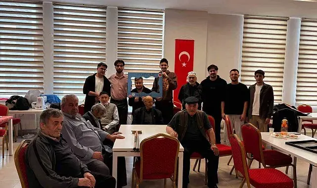 Üniversite öğrencilerinden huzurevinde gönüllere dokunan proje