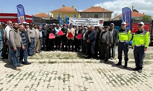 Sandıklı'da traktör sürücüleri reflektörün önemi konusunda bilgilendirildi