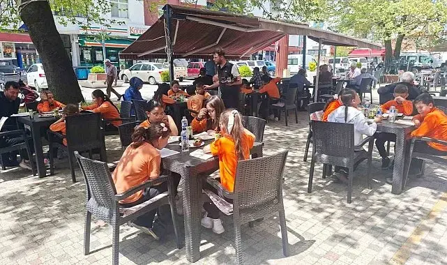 Hisarcık'ta kahvehane önünde kitap okuma etkinliği
