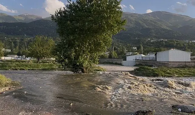 Dere yatağında su yükseldi, köprü çöktü…