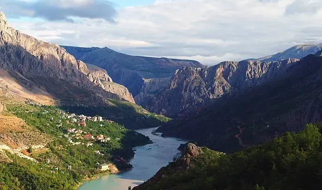 Kemaliye'de kayalığın tepesine yapılan ev merak uyandırıyor