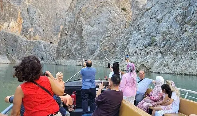 Dünyanın ikinci büyük kanyonunda tekne keyfi yapıp dağ keçilerini izliyorlar