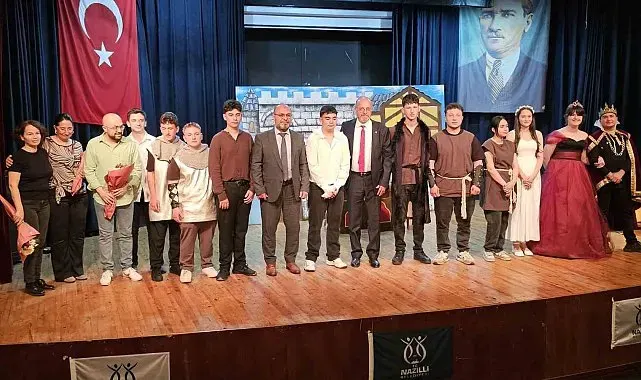 Meslek liseliler 'Hamlet'le sahneye çıktı