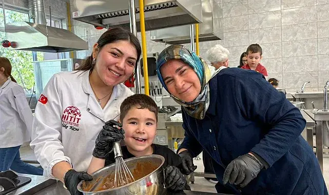 Anneanneler, babaanneler torunlarıyla birlikte kek yaptı
