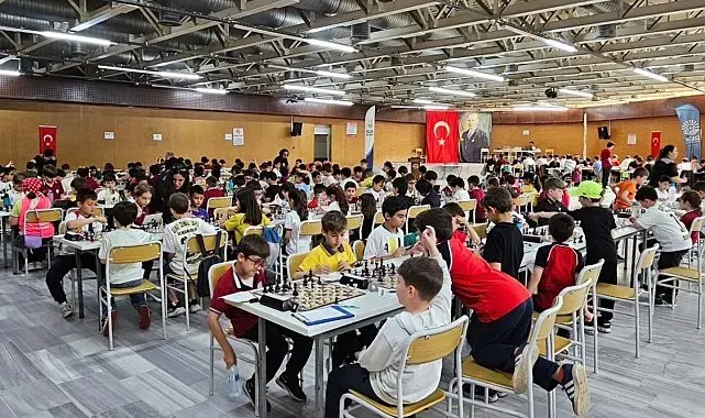 Gölcük'te 235 öğrencinin katıldığı satranç turnuvası başladı