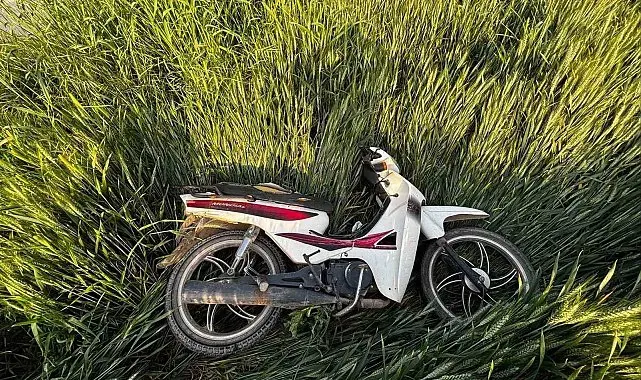 Direksiyon hakimiyetini kaybeden motosiklet sürücüsü tarlaya uçtu: 2 yaralı