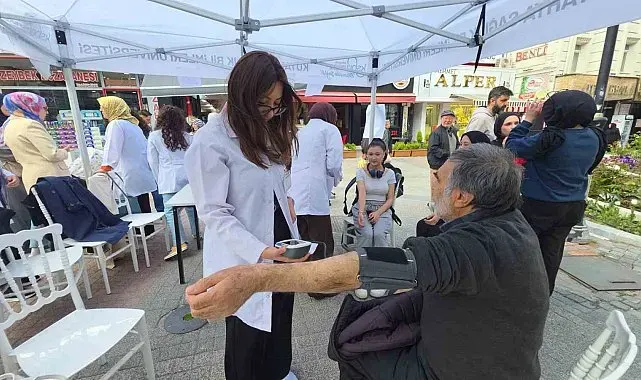Ebelik Bölümü akademisyen ve öğrencilerinin sağlık bilgilendirme ve farkındalık etkinliği