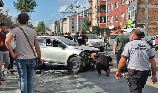Güngören'de otomobil kaldırıma çıktı: 2 yayaya çarptı