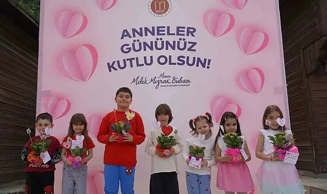 Çocuklar Sanat Sokağı'nı bu kez anneleri için renklendirdi