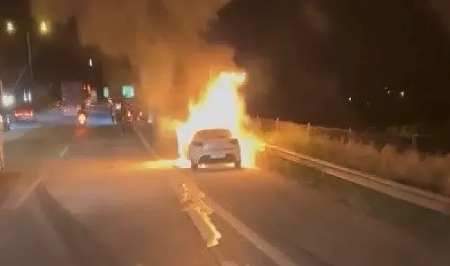 Osmaniye'de otoyolda seyir halindeki otomobil alev aldı