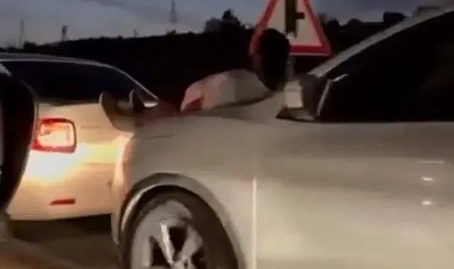 Araç çekmenin böylesi: Halat bulamayınca iki aracın arasına insan koydular