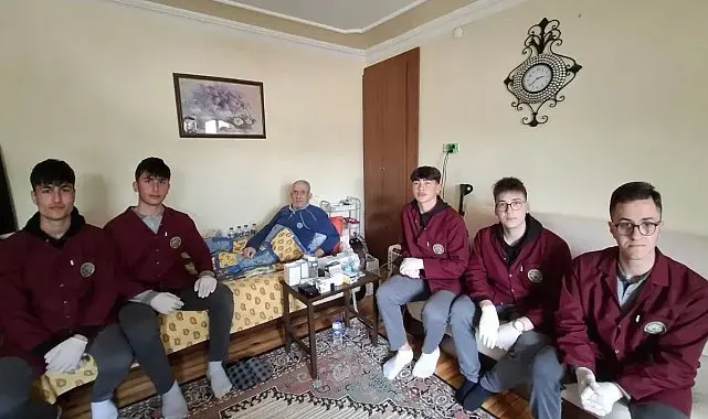 Bayburt'ta öğrenciler yaşlı vatandaşın ev işlerine destek oldu