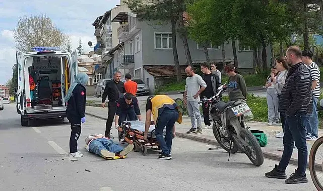 Kütahya'da yayaya yol vermek için duran otomobile motosiklet çarptı: 1 yaralı