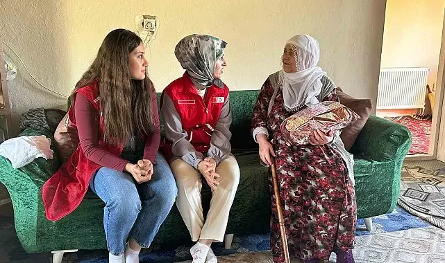 Kızılay gönüllülerinden Anneler Günü ziyareti