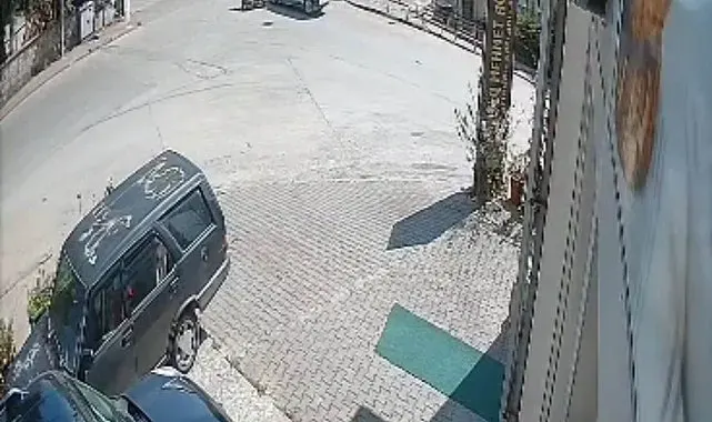 Hafif ticari araç ile motosiklet çarpıştı