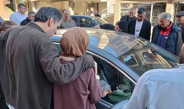 Bebek arabada kilitli kaldı; genç anne büyük korku yaşadı