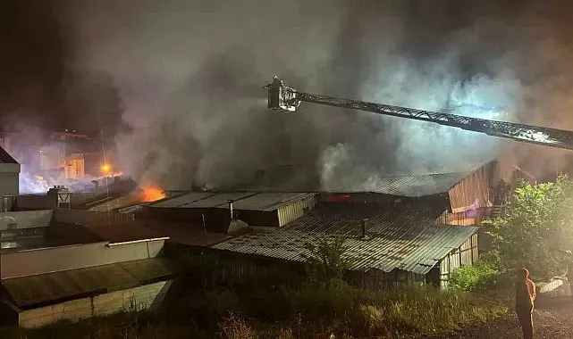 Arnavutköy'de ahşap kalıp üretim tesisinde yangın