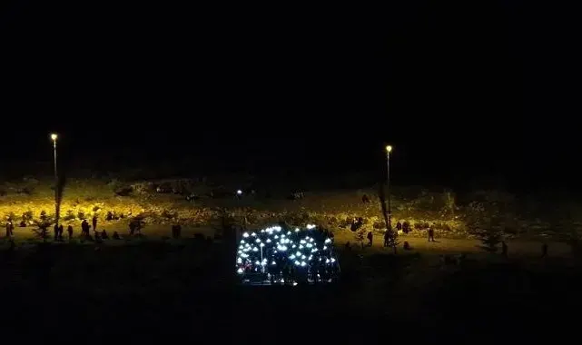 Kask ışığından ilham alan topluluktan 360 kişiyle ışık senfonisi