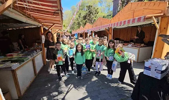 Bahçelievler İlköğretim Okulu öğrencileri kitap fuarında