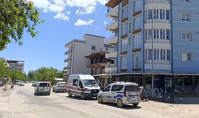 Balkona çıkan şahsı ekipler ikna ederek indirdi