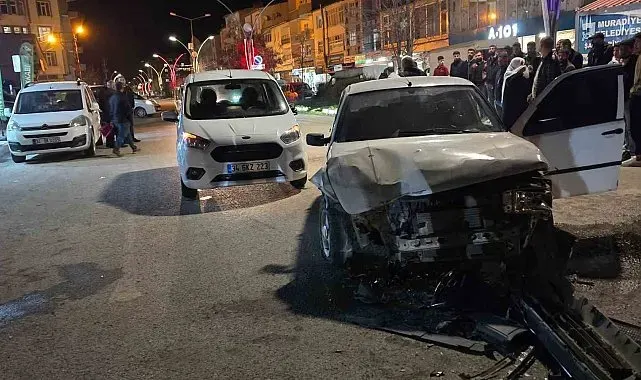 Muradiye'de 3 araç çarpıştı